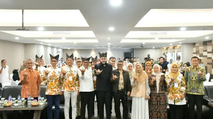 Dukung Pembelajaran, Gapopin Sumbar Bagikan Kacamata Gratis ke Pelajar