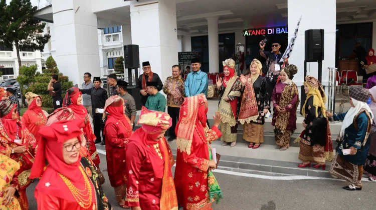 Pemko Pariaman Lestarikan Baju Kuruang Basiba lewat Karnaval Literasi Budaya
