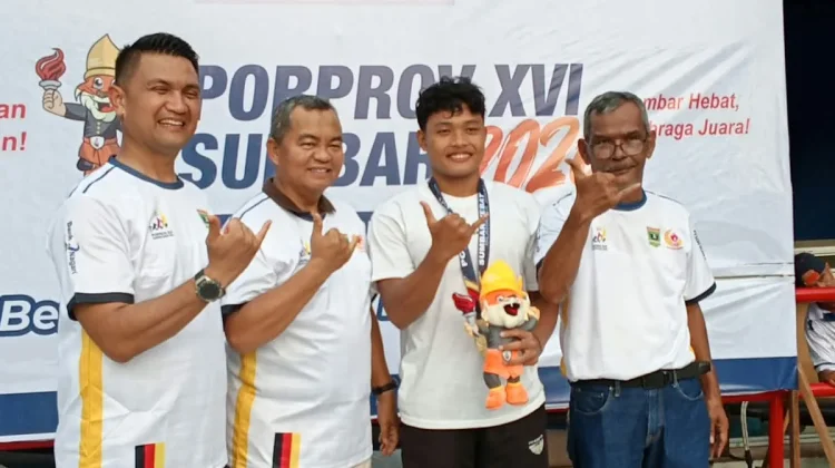 Perenang Kota Padang Zikri Akhman Sabet Medali Emas Pertama Porprov 2026