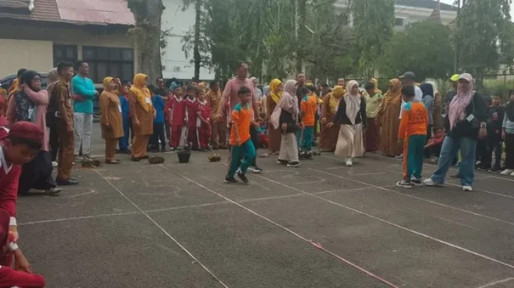 Siswa SD di Pasaman Meriahkan HUT ke-81 lewat Lomba Tangkap Belut