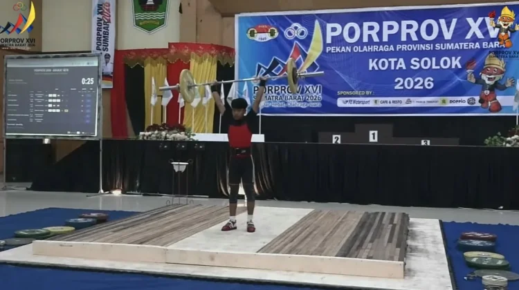 Lifter Sumbar Adu Kekuatan di Arena Porprov Kota Solok