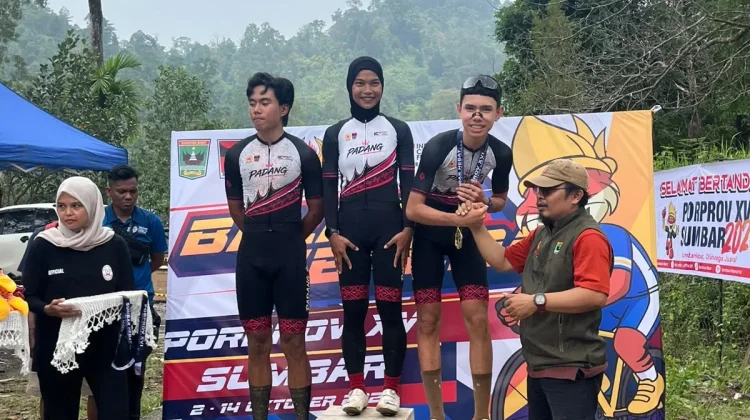 Padang Raih Emas Balap Cross Country Relay Mix Porprov Sumbar