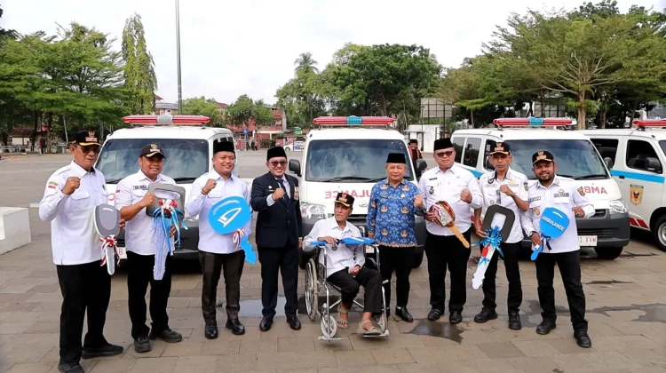 Pemkab Tanah Datar Serahkan Tujuh Ambulans untuk Nagari - RRI.co.id