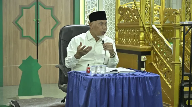 Gubernur Mahyeldi Sampaikan Tausiah Subuh di Air Bangis