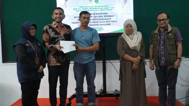 Penyintas Bencana Padang Panjang Terima Bantuan dari Kemensos