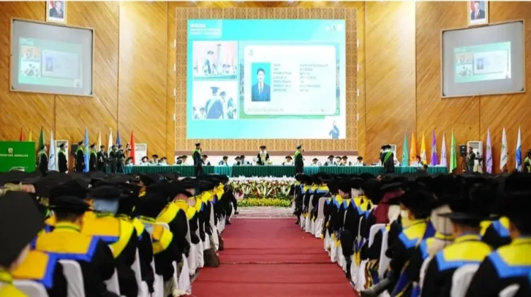 Rektor Unand: Wisudawan Memasuki Fase Dunia yang Sarat Tantangan