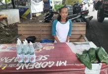 Cuan Penjualan Bunga dan Air Mawar jelang Ramadan di Padang