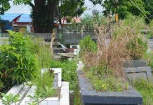 Ahli Waris Bayar Tunggakan Makam Sembari Ziarah di Padang