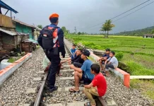 KAI Sumbar Larang Ngabuburit di Rel Kereta Api