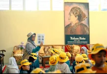 Roehana Koeddoes: Mata Pena dan Ujung Benang yang Membungkam Gelap Lorong Literasi