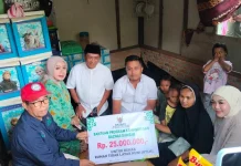 Wagub Sumbar Serahkan Bantuan Bedah Rumah untuk Warga Manggopoh Ujung Timur