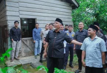 Mahyeldi Serahkan Bantuan Bedah Rumah Warga Paninggahan Solok