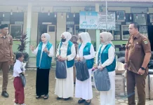 Ketua TP PKK Padang Pariaman Berbagi untuk Siswa