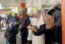 Warga Serbu Penukaran Rupiah Bank Indonesia di Pasar Raya Padang