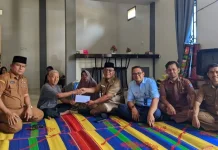 Pemkab Pasbar Salurkan Bantuan Korban Kebakaran di Lingkuang Aur