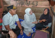 Wagub Vasko Serahkan Bantuan untuk Keluarga Hendri
