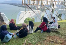 Menjejak Gunung Padang, Menyapa Kota dari Ketinggian