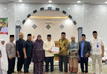 Tim Safari Ramadan Pasbar Serahkan Bantuan Masjid Baruh Gunung