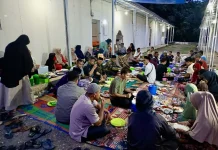 Hangatnya Kebersamaan di Huntara Sumpur, Warga dan Pemerintah Berbuka Bersama