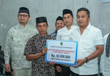 Wagub Vasko Salurkan Bantuan untuk Dua Masjid di Solok Selatan