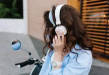 Waspada Bahaya Bakteri Telinga akibat Penggunaan Headphone Terlalu Lama