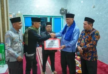Mahyeldi Iktikaf di Sijunjung, Serahkan Bantuan untuk Rehabilitasi Masjid