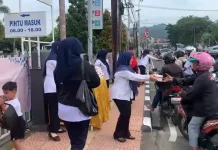 DWP RRI Padang Bagikan 100 Kotak Takjil