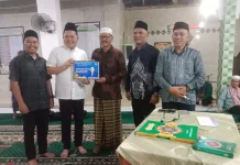 Komisi IV DPRD Sumbar Serahkan Bantuan Rp30 Juta di Masjid Baiturahmah Pessel