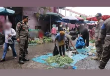 Satpol PP Padang Tertibkan Pedagang Bandel di Pasar Raya Padang