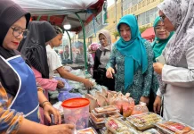 PKK Padang Panjang Beli Takjil Pedagang untuk Dibagikan