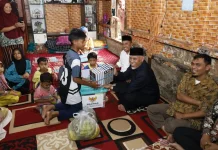 Gubernur Sumbar Serahkan Bantuan Bedah Rumah untujk Safrianto di Solok Salatan