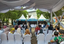 Warga Padang Manfaatkan Serambi untuk Tukar Uang Baru di Masjid Al-Azhar UNP