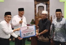 Safari Ramadan di Gunung Tuleh Pasbar, Gubernur Sumbar Serahkan Bantuan