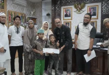 Sekwan DPRD Sumbar Serahkan Santunan untuk 74 Anak Yatim jelang Lebaran