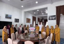 Bupati Tanah Datar Terima Bantuan dari Kerabat Kesultanan Pagaruyung