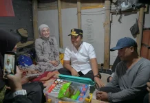 Vasko Serahkan Bantuan Bedah Rumah di Tanah Datar
