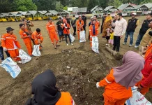 Masyarakat dan Pengelola Bersihkan Kawasan Pantai Air Manis