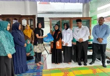 PKK Padang Panjang Salurkan Bantuan Sembako dan Suvenir