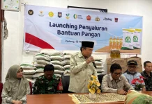 Pemko Padang dan Bulog Salurkan Bantuan Pangan untuk Warga Belakang Pondok