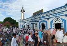 Sebagian Warga Padang Laksanakan Idulfitri di Masjid Raya Ganting pada Jumat