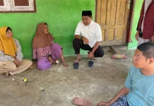 Bupati Padang Pariaman Salurkan Zakat Fitrah kepada Warga Kurang Mampu