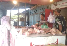 H-1 Idulfitri: Daging Sapi di Pasar Simpang Tabing Laris Manis
