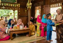 "Manambang", Momen yang Paling Dinanti Anak-Anak usai Salat Id di Padang