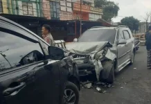Dua Minibus 'Adu Banteng' di Flyover Bukittinggi