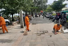 Ramai Wisatawan, Petugas Kebersihan Kerja Ekstra di Pantai Padang