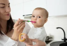 Bayi Menelan dan Bernapas secara Bersamaan sebelum Usia Enam Bulan