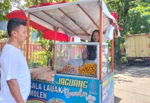 Penjualan Sala Lauak dan Perkedel Bentor Laris Manis di Padang