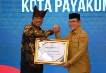 Wali Kota Payakumbuh Terima Piagam Penghargaan Pembentukan Posbankum