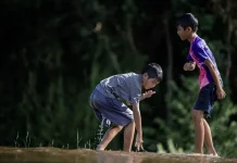 Membangun Karakter Anak agar Lebih Suka Menolong Orang Lain