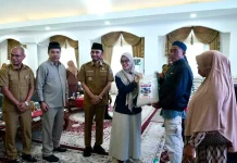 Warga Terdampak Bencana Padang Panjang Terima Bantuan Beras
